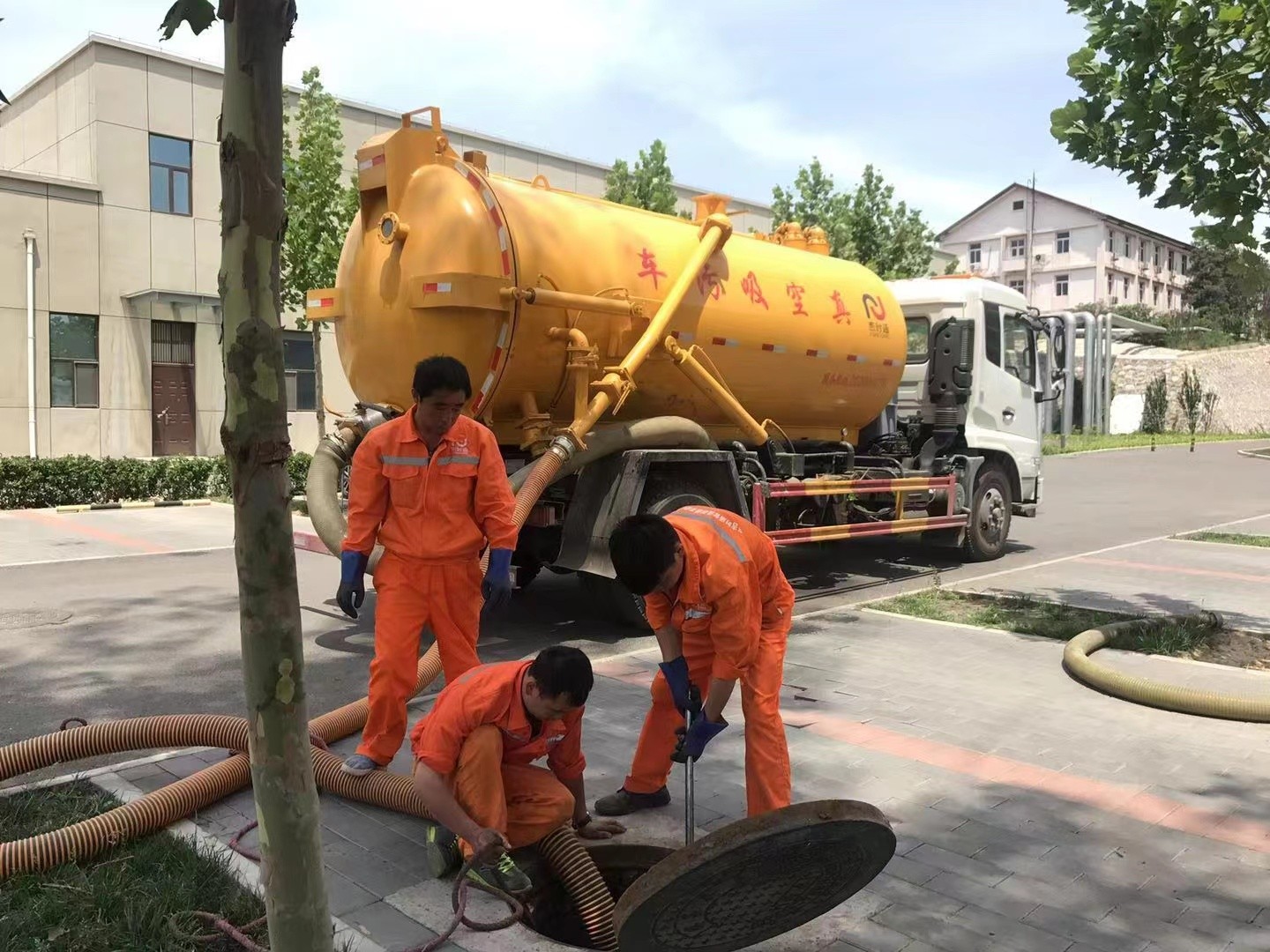 贵南管道疏通车停在窨井附近