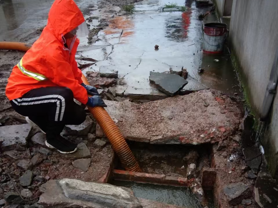 贵南专业清理污水池 炜誉市政以规范流程守护城市 “肠道”