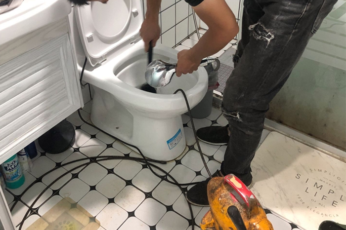 贵南马桶堵塞自己疏通还是找师傅?专业上门服务让你省时更省心